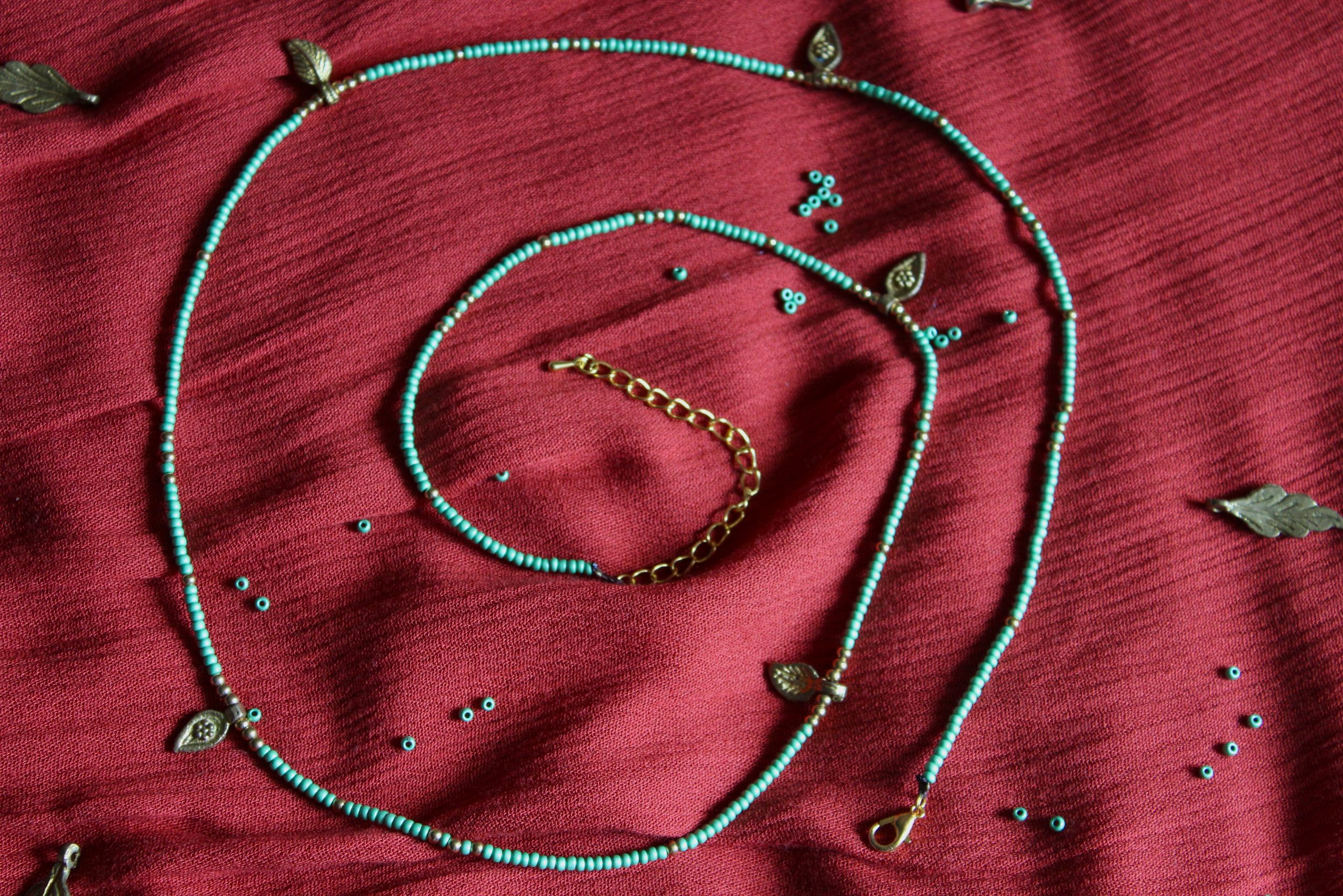 Bijou de taille avec des perles vertes et breloques dorées tibétaines