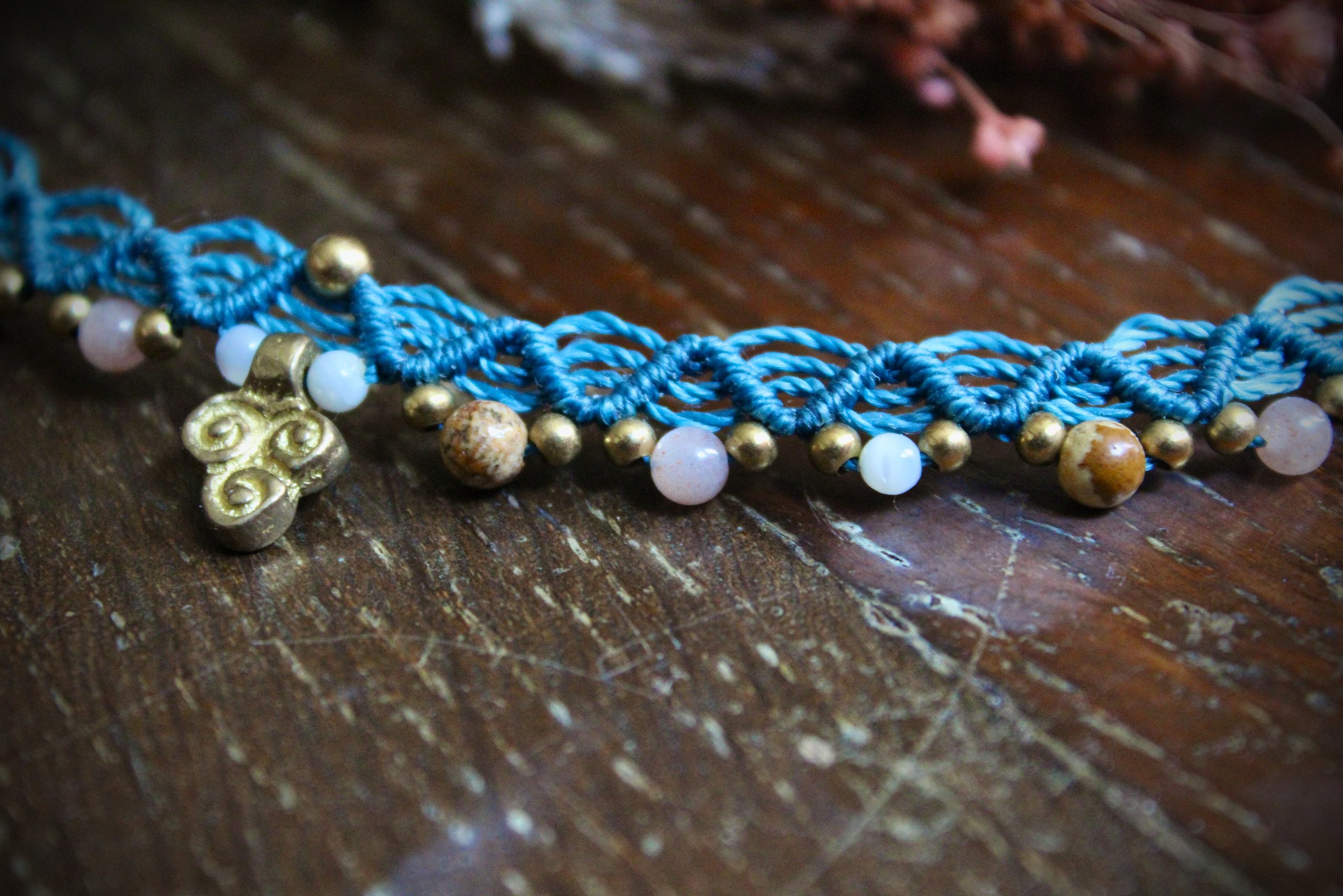 bracelet de cheville bleu et doré