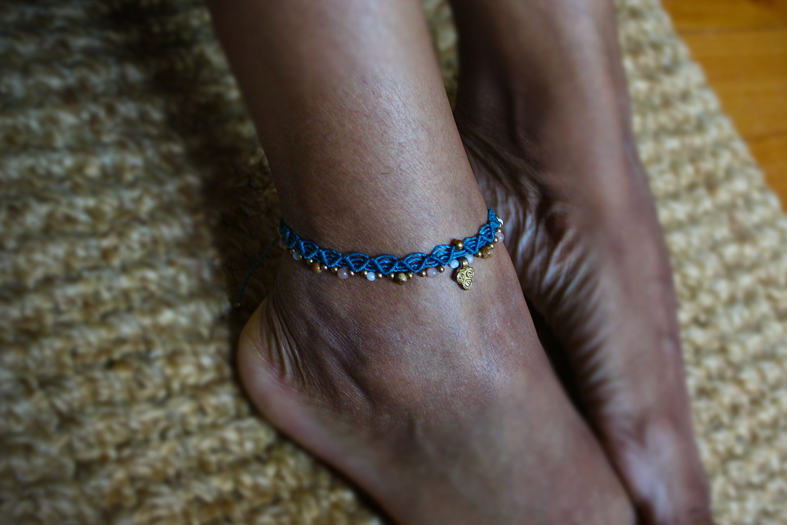 bracelet de cheville porté bleu et doré