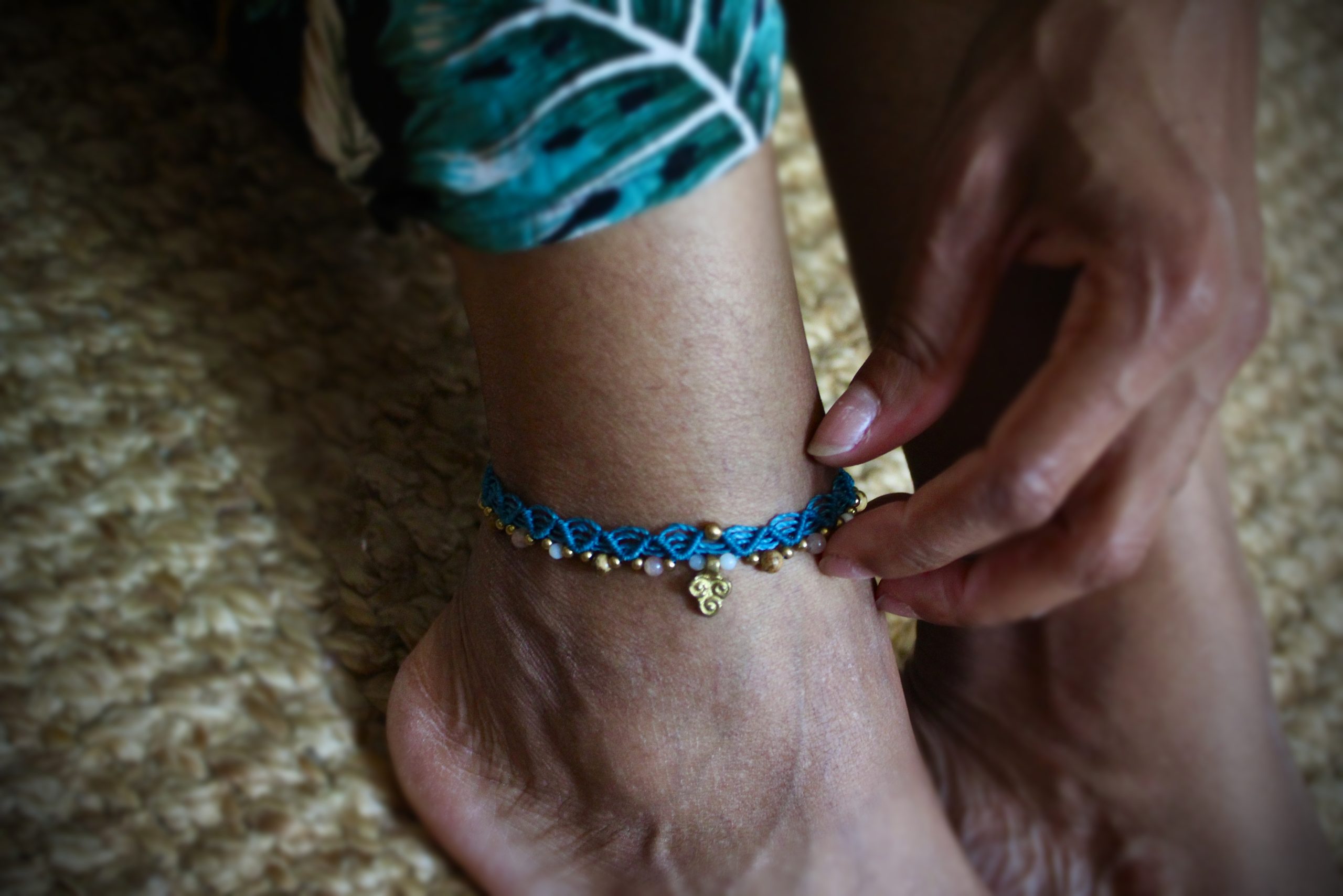 bracelet de cheville porté bleu et doré
