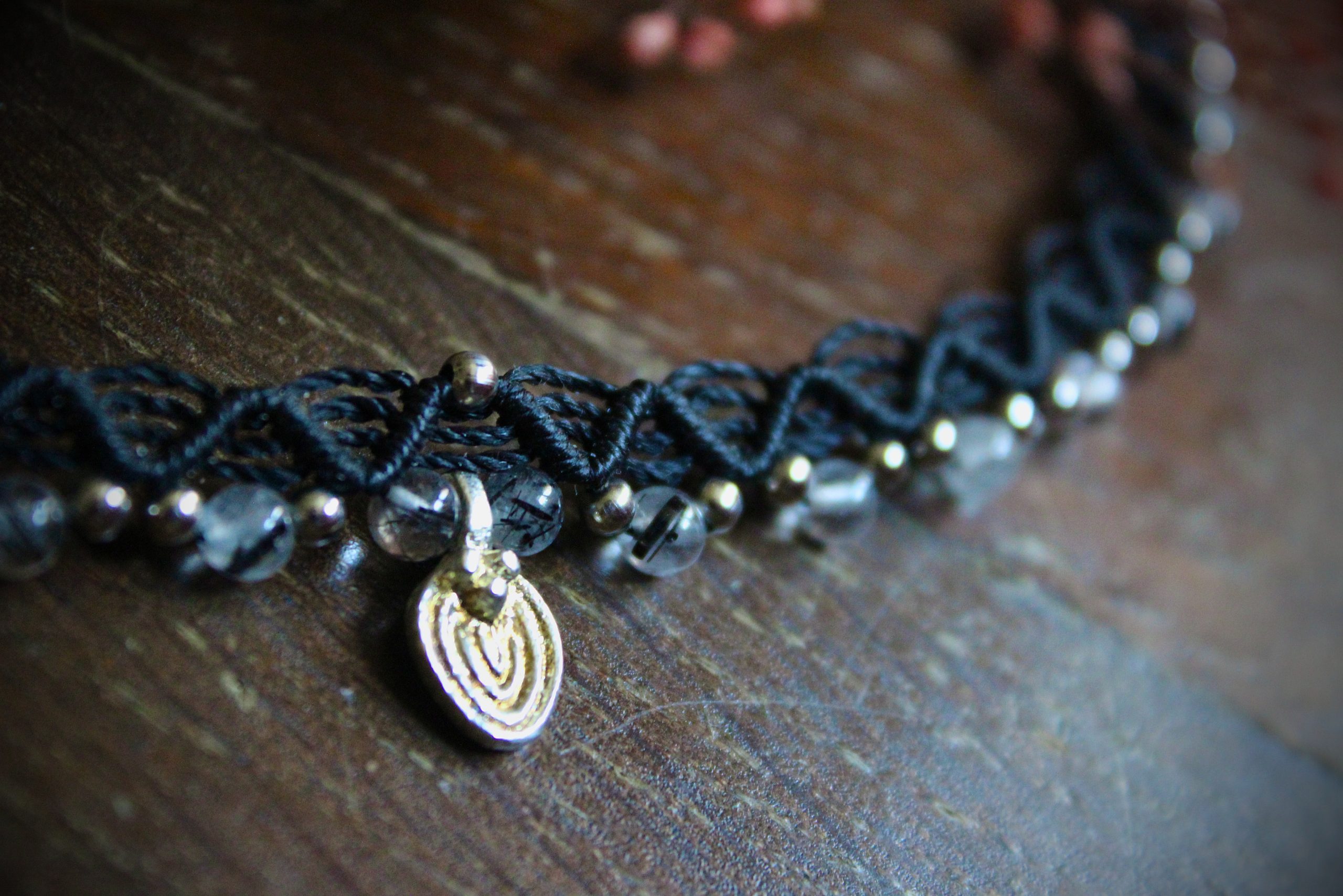 bracelet de cheville noir et argenté