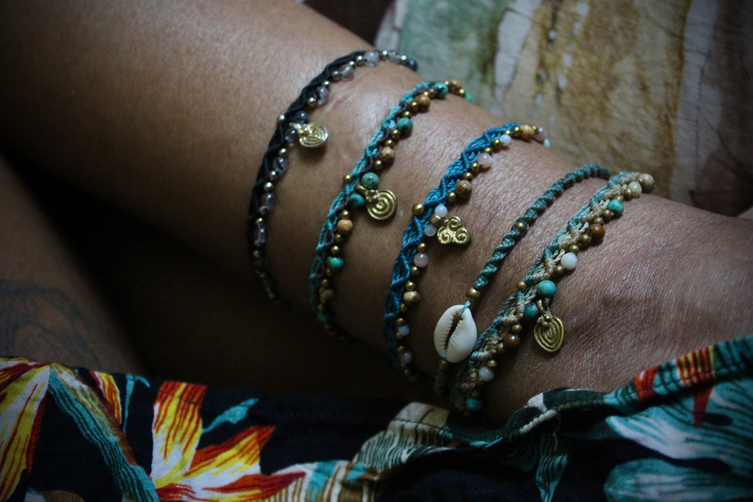 Bracelets de cheville micro macramé et pierres énergétiques