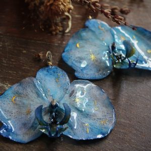 Boucles d'oreilles en véritables orchidées bleues avec lunes et étoiles dorées