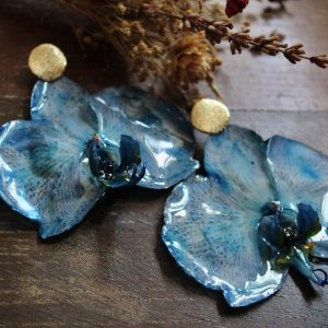 Boucles d'oreilles en orchidées bleues avec dos miroir chromé bleu