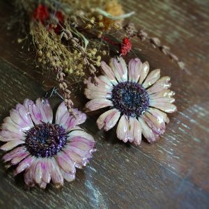 Paire de boucles d'oreilles en véritables fleurs naturelles séchées et résinées