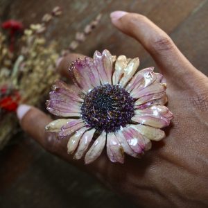 Bague réglable ornée d'une véritable fleur naturelle séchée et résinée