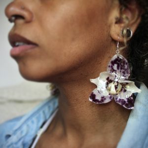 Boucles d'oreilles avec orchidées véritables mouchetées et crochets en acier inoxydable
