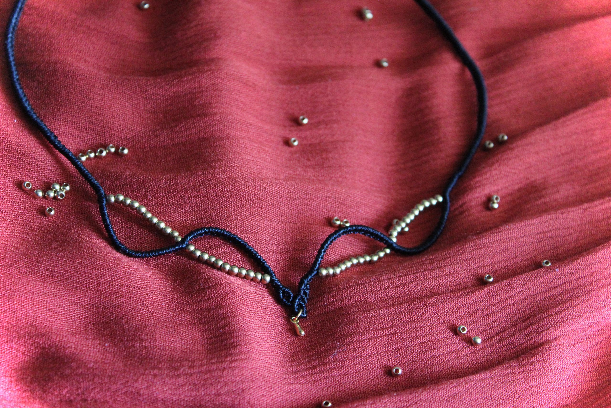 bijou frontal noir et doré fait main
