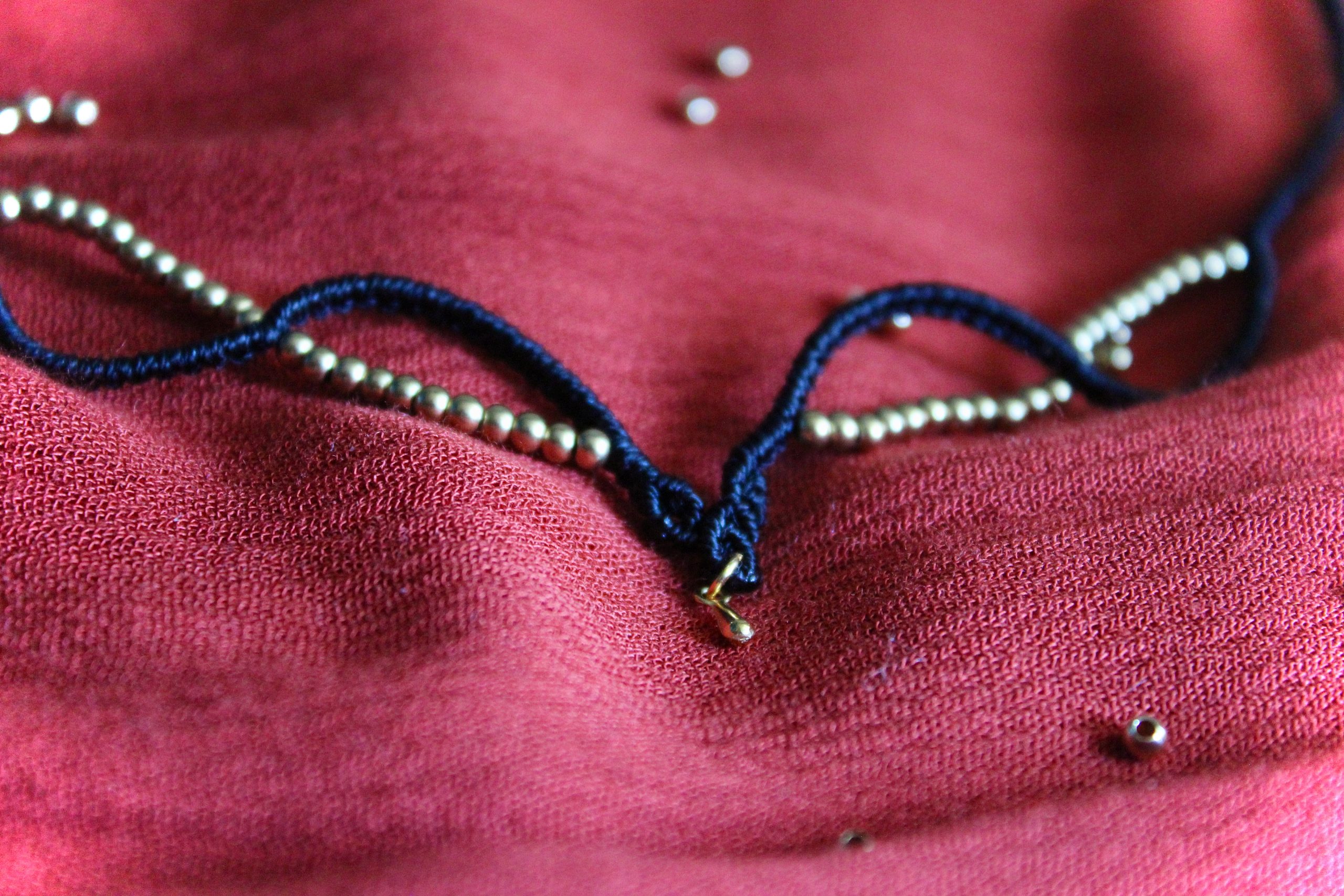 bijou frontal noir et doré fait main