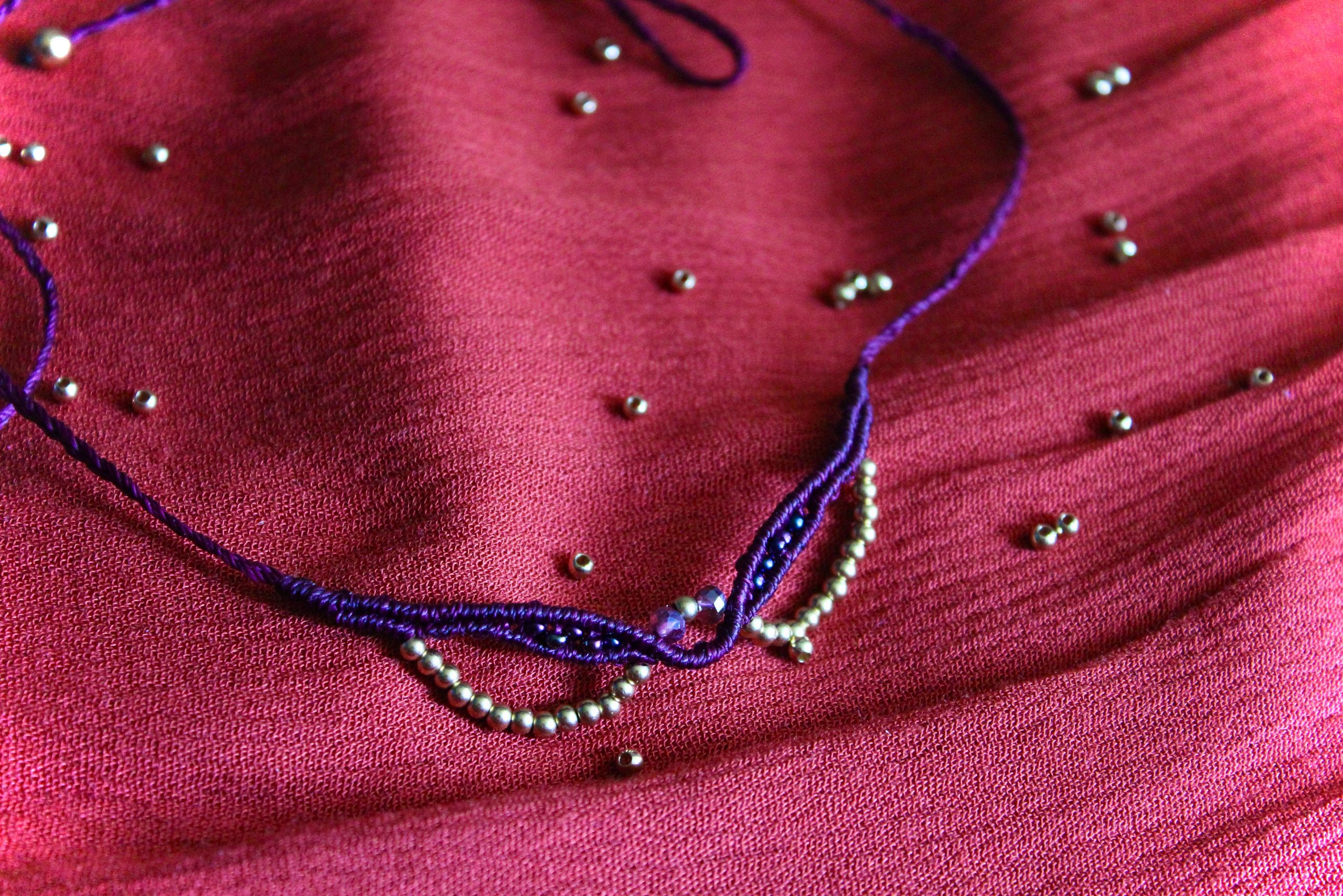 bijou frontal bordeaux et doré fait main