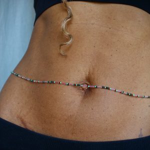 Bijou de taille avec des perles multicolores rouges et vertes