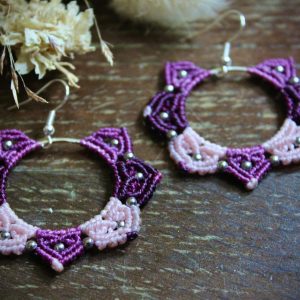 Boucles d'oreilles mandala en micro-macramé rose et violet avec perles argentées, création artisanale