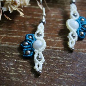 Boucles d'oreilles birdie en micro-macramé blanc et bleu avec perles argentées et péristérite, création artisanale