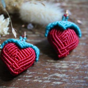 Boucles d'oreilles en forme de fraises tissées en micro-macramé rouge et vert, fait main
