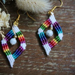 Boucles d'oreilles en micro-macramé en forme de losange et dégradé de couleur avec une perle de péristérite