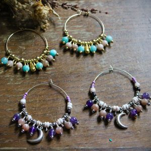 Boucles d'oreilles créoles argentées ou dorées ornées de pierres énergétiques, avec un pendentif croissant de lune ou de petites perles dorées