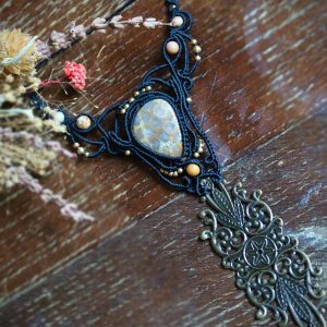 Collier en micro macramé noir avec corail fossilisé et pendentif métallique ajouré, bijou artisanal