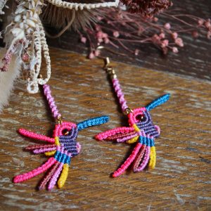 Boucles d'oreilles colibri en micro-macramé multicolore rose, bleu et jaune, faites main par Lessance