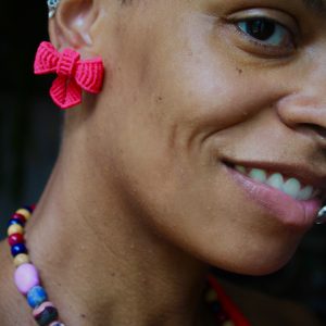 Boucles d'oreilles nœud en micro-macramé rose fluo faites main par Lessance