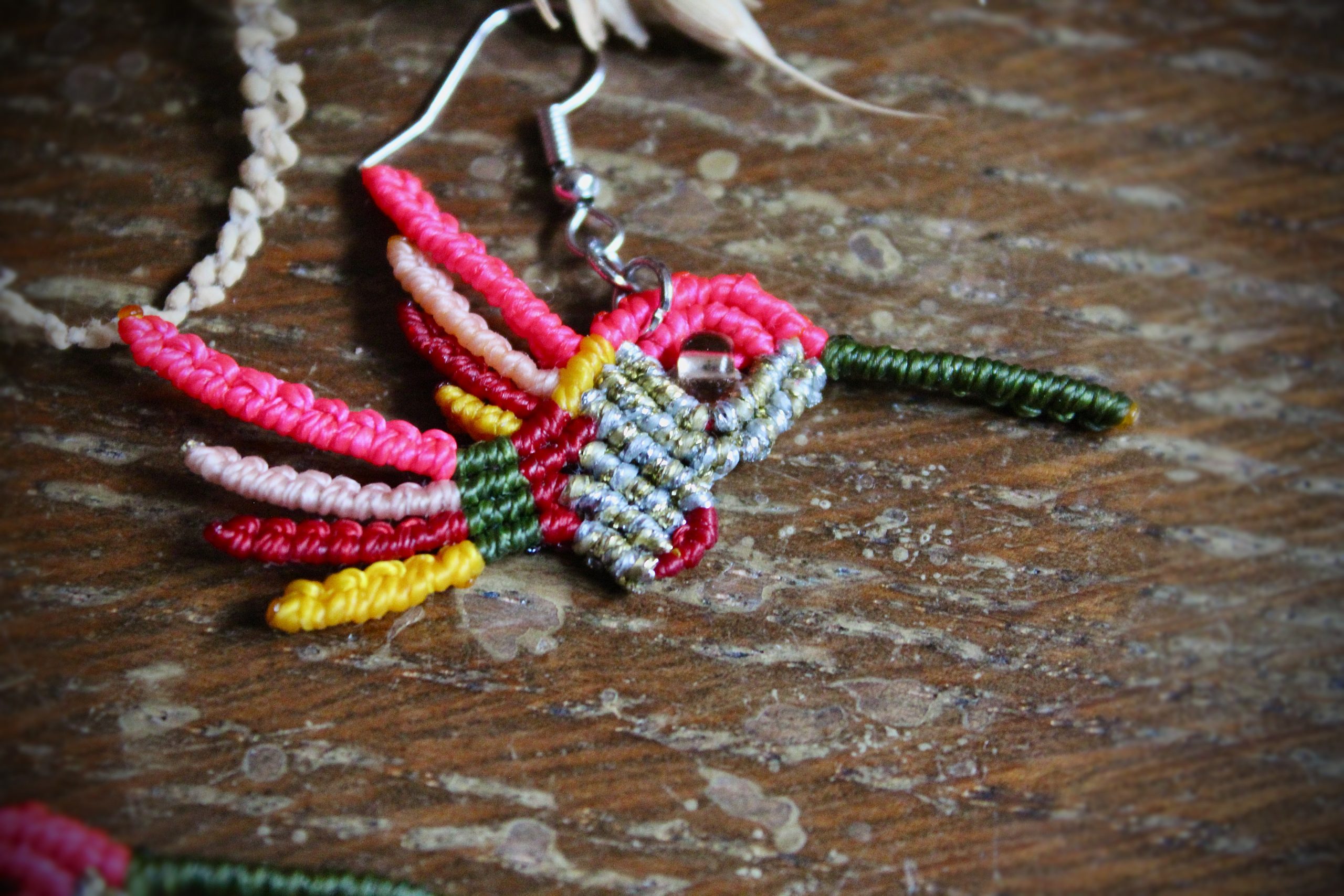 Boucles d'oreilles colibri en micro-macramé multicolore rose, vert et doré, faites main par Lessance
